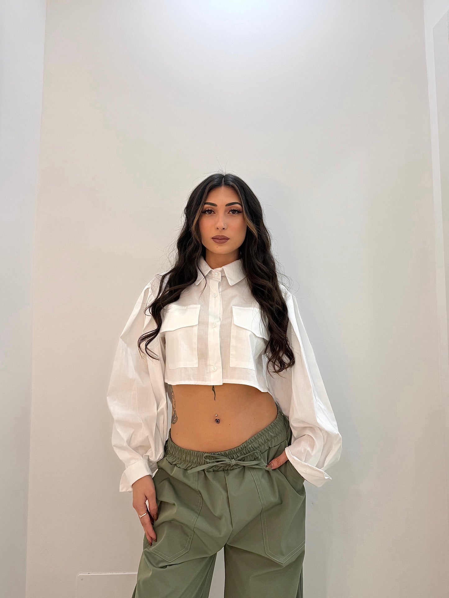 Camicia crop con tasche